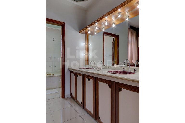 Linda Cobertura Lineal com Jacuzzi e Vista Mar em Copacabana