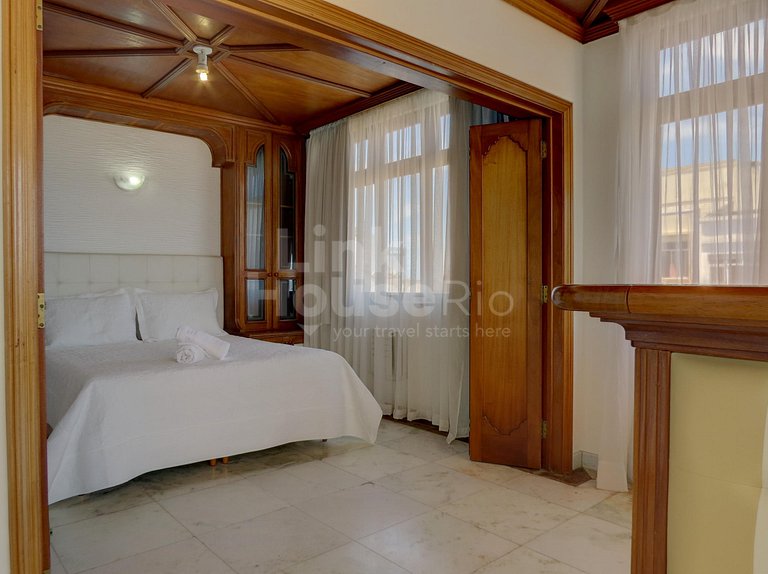 Linda Cobertura Lineal com Jacuzzi e Vista Mar em Copacabana