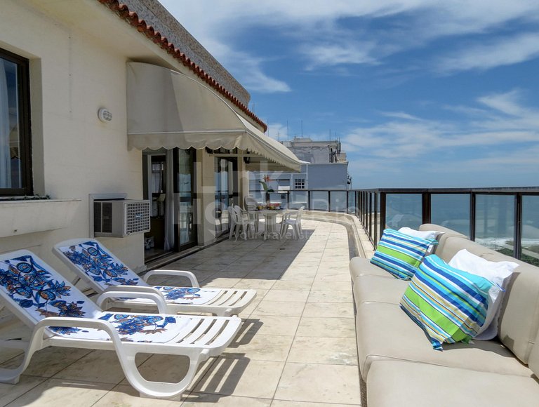 Linda Cobertura Lineal com Jacuzzi e Vista Mar em Copacabana