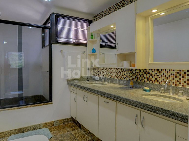 Apartamento Gigante com Varandão Frontal Mar no Melhor Ponto