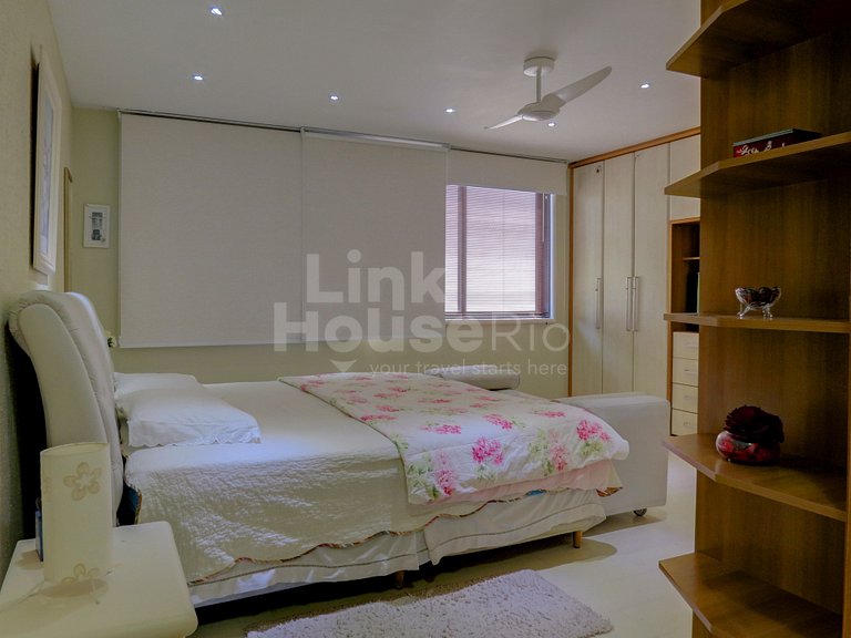 Apartamento Gigante com Varandão Frontal Mar no Melhor Ponto