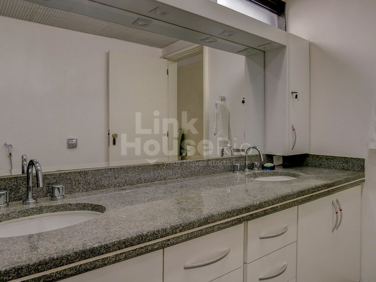 Apartamento Gigante com Varandão Frontal Mar no Melhor Ponto