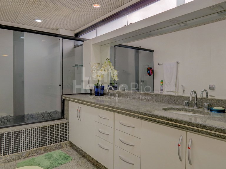 Apartamento Gigante com Varandão Frontal Mar no Melhor Ponto