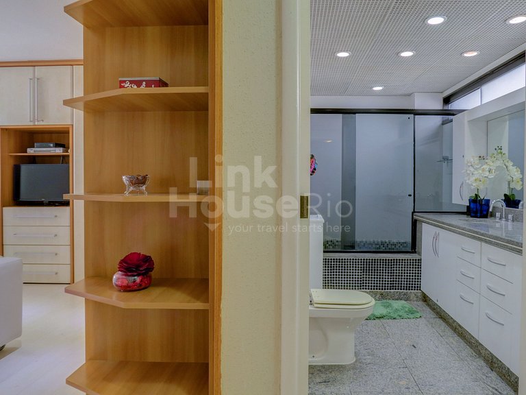Apartamento Gigante com Varandão Frontal Mar no Melhor Ponto