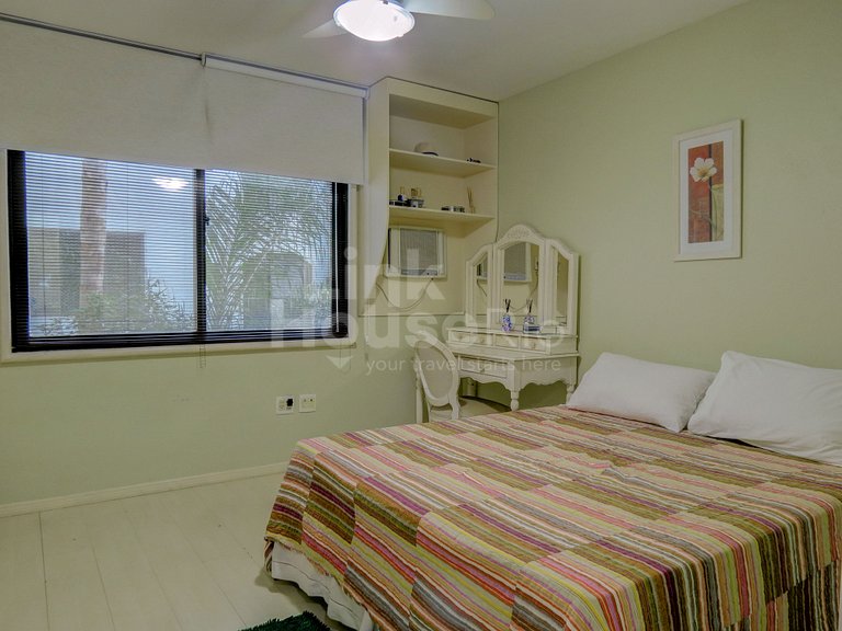 Apartamento Gigante com Varandão Frontal Mar no Melhor Ponto