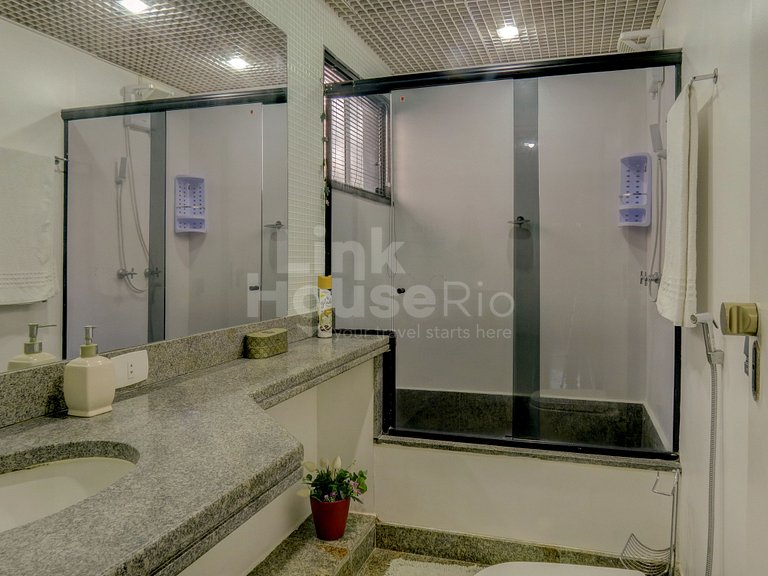 Apartamento Gigante com Varandão Frontal Mar no Melhor Ponto