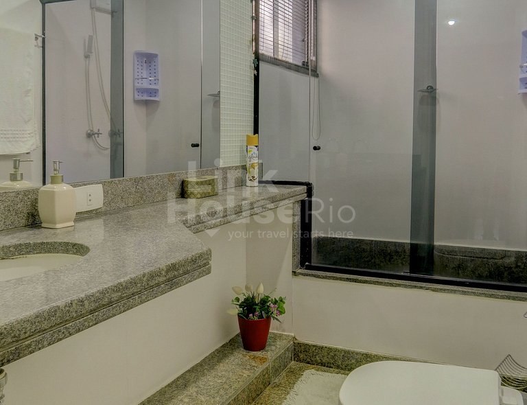 Apartamento Gigante com Varandão Frontal Mar no Melhor Ponto