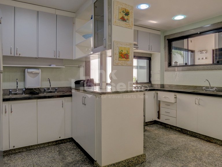 Apartamento Gigante com Varandão Frontal Mar no Melhor Ponto