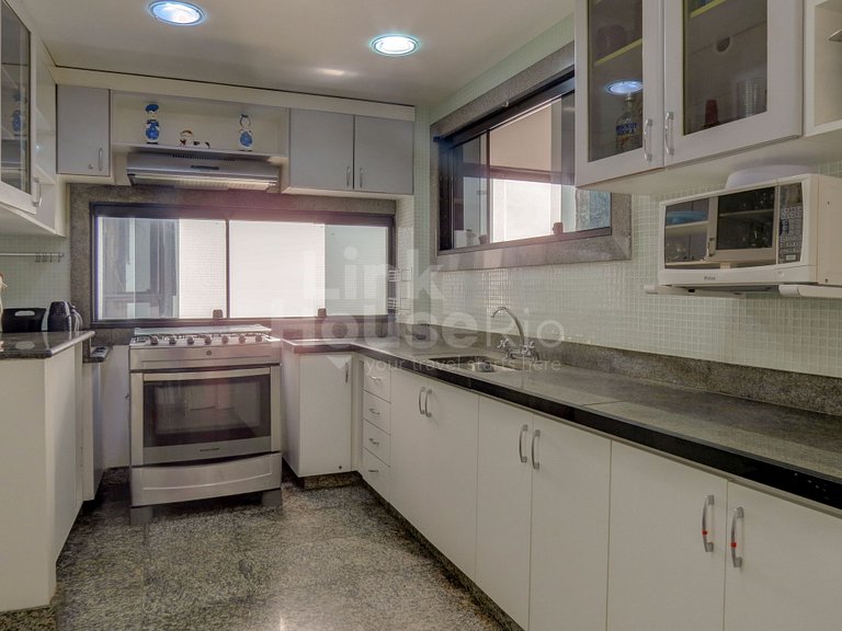 Apartamento Gigante com Varandão Frontal Mar no Melhor Ponto
