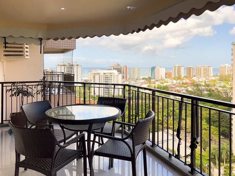 Lindo Flat com Varanda e Vista Panorâmica no Coração da Barr